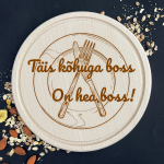 Puidust, graveeringuga l&otilde;ikelaud "T&auml;is k&otilde;huga boss"