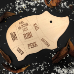 XL graveeritud puidust l&otilde;ikelaud &bdquo;Siga&ldquo;