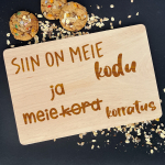 Graveeritud puidust l&otilde;ikelaud "Meie kodu"