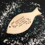 XL graveeritud puidust kalakujuline l&otilde;ikelaud &bdquo;P&auml;ev kalal&ldquo;