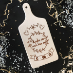 Graveeritud puidust l&otilde;ikelaud &bdquo;Kodu on seal, kus on EMA&ldquo;