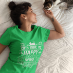 Naiste T-s&auml;rk "Cats make me happy"
