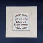 Puidust graveeritud raam "Kodus k&otilde;ige parem"