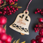 Puidust j&otilde;ulukelluke graveeritud valitud nimega