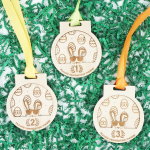 3D-grav&uuml;&uuml;ritud puidust medalite komplekt "Munade veeretamise meister"