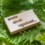 Puidust rahakarp "Avada vajadusel"