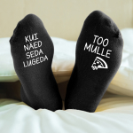 Sokid kirjaga tallal &bdquo;Too mulle pitsat&ldquo;