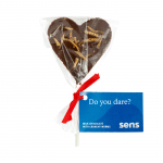 Piima&scaron;okolaadist pulgakomm koos kr&otilde;bedate r&ouml;stitud ussidega