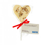 Valge &scaron;okolaadi pulgakomm kr&otilde;bedate r&ouml;stitud ussidega