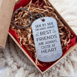 V&otilde;tmehoidja &bdquo;Side by side, or miles apart. Best friends are always close at heart&ldquo;