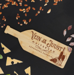 Pudelikujuline bambusest l&otilde;ikelaud &bdquo;Vein maitseb paremini&ldquo;