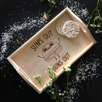 Puidust hommikus&ouml;&ouml;gikandik "Sun's out, buns out"