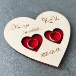 Puidust graveeritud abielus&otilde;rmuste alus "Kaua ja &otilde;nnelikult..."