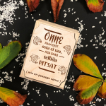 Puidust graveeritud rahakarp "&Otilde;nne ei saa osta"