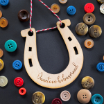 Graveeritud puidust hobuseraud &bdquo;&Otilde;nnetoov hobuseraud&ldquo;