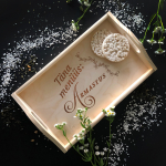 Puidust hommikueinekandik "T&auml;na men&uuml;&uuml;s: armastus"