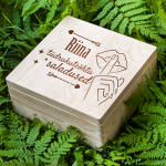 Puidust karp "T&uuml;drukute&otilde;htu saladused" soovitud nimega (30x30cm)