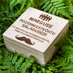 Puidust karp "Poissmeeste&otilde;htu saladused" Sinu valitud nimega (30 x 30 cm)