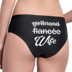 Naiste alusp&uuml;ksid kirjaga taga "Wife"