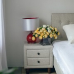 Laualamp LUXO H45cm, punane klaas, lambivari: valge/oranž satiinsiid