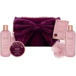 &bdquo;Baylis & Harding&ldquo; kehahooldussari sametkotis (metskirss ja vanilje) &ndash; kinkekomplekt sametkotis (4 tk)