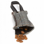 Julius K9 maiuse t&otilde;mbem&auml;nguasi konksu ja aasaga kinnitusega - koerte t&otilde;mbem&auml;nguasi, mille saab t&auml;ita maiustega