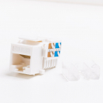 Modularpesa RJ45 Cat5e varjestamata valge