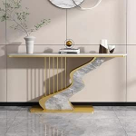 Sissep&auml;&auml;sulaua, kodukujundus, p&otilde;hjamaine kerge luksuslik kivikonsool, kuldne mitmekihiline v&auml;rvitud metallraam, &uuml;mardatud nurkadega diivanilauad esikusse, magamistuppa