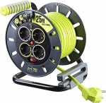 Masterplug Pro-XT kaablitrumli pikenduskaabel 4 pistikupesa, m&auml;hkimiskruvi, termokaitse ja toitel&uuml;litiga, 25 meetrit selgelt n&auml;htavat kaablit.