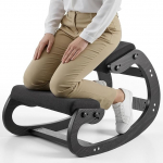 VEVOR ergonoomiline jakkum paksusega, integreeritud vahtpolstrid ja t&auml;ispuidust raam, reguleeritava k&otilde;rgusega p&otilde;lvetool, mis leevendab nina ja selga, ideaalne koju, kontorisse, must