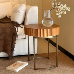 Premium Wabi Sabi & Mid-Century Modern Round Side Table/Bedside Table, ribedega tahke puidust k&uuml;ljelaud metallist jalgadega, v&auml;ike aktsentlaud elutuppa, magamistuppa, r&otilde;dule ja v&auml;ikestesse ruumidesse.