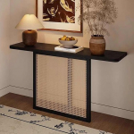 Generisch Schmaler Konsolentisch (138 cm) f&uuml;r das Wohnzimmer - Stilvoller Landhaus-Eingangstisch mit Rattanfu&szlig;, ideal f&uuml;r Flur oder hinter dem Sofa, rustikales Wohnaccessoire.