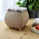 Ruudukujuline pouffe-tool, rotangist hoiutool kaanega, 4 jalga, t&auml;ispuidust jalatugi r&otilde;dule, magamistuppa, esikusse, k&otilde;rgus 15,74 tolli, naturaalne
