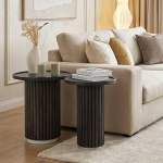 IDIMEX SARDA kohvilaudade komplekt, mis on valmistatud massiivsest mangopuidust, pruun/valge - &uuml;mmargune elutoa laud marmorist alusega, k&uuml;ljelaua komplekt elegantsete aktsentide jaoks, v&auml;ikesed lauad komplektis, mis on ideaalsed kohvilaudadena