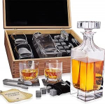 Viski kinkekomplekt - viskiklaasid, karahvin, kivid, j&auml;&auml;purikad, rannalauad, puidust karp, sametkott, ajalugu ja retseptikaardid - tarvikute komplekt, kingitus meestele, abikaasale Royal Reserve'ilt