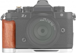Leftfoto zf Retro k&auml;epide L hoidik roosilise puidust k&auml;epidemega Nikon ZF kaamerale koos sisseehitatud baasiga Arca kiirv&auml;ljalaskeplaadiga (h&otilde;bedane)