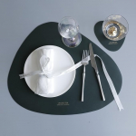 AMDXD pestavad kohamatid koos kolmnurksete allapanijatega, 6 tk, PU nahast kohamatid, pestavad, tavalised, libisemisvastased, laua allapanijad, naturaalne tumeroheline restoranile, 36,8 x 45 cm.