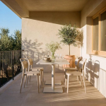 KLAST Edda Esszimmerstuhl aus Polypropylen, Beige, minimalistisches und Vintage-Design, stapelbar, 47 cm x 78 cm, ideal f&uuml;r K&uuml;che, Esszimmer oder Terrasse