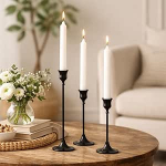 Marco Paul - 3 St&uuml;ck schwarzer Kerzenhalter mit wei&szlig;en Kerzen - stabiles Metall langlebige Kerzen-Geschenk-Set hohe konische Kerzendekoration f&uuml;r Esstisch, Kamin, Kaminsims, Hochzeiten & Weihnachten