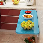 An der Wand montierter Klapptisch f&uuml;r Waschk&uuml;che und K&uuml;che. Robuste, klappbare Regalbankhalterung zur platzsparenden Wandmontage von Esstisch und Schreibtisch mit Bockbeinen.