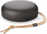 Bang & Olufsen Beosound A1 (3. p&otilde;lvkond) - kompaktne, kaasaskantav Bluetooth-k&otilde;lar, IP67 veekindel, C2C sertifitseeritud, kuni 24 tundi kestev aku, 3 mikrofoni selgete k&otilde;neluste jaoks, soe graniit