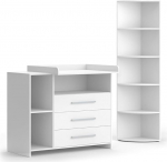 Vicco Oskar White 2 Piece Nursery Set koos muutuva laua ja m&auml;nguasjariiuliga, mis on p&auml;rast muutuva &uuml;ksuse eemaldamist muudetav tavaliseks kirstuks.