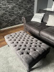 K&auml;sitsi valmistatud ekstra suur Chesterfield polsterdatud jalgadega kohvilaud, mille on valmistanud Handmade Bedroom Furniture (jalad Style - 3, Slate)
