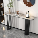 Moodne kitsas konsoolne sissep&auml;&auml;sulaua aksessuaarilaud geomeetrilise alusega t&ouml;&ouml;stusliku kiviplaadiga ja metallist ristk&uuml;likukujulise raamiga diivanilaud diivani taga elutuppa (E, 140 x 30 x 80 cm/55,1 x 11,8 x 31,5 cm)