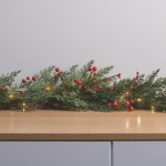 Lights4fun valgustatud girland kunstliku kuuse roheliste ja punaste marjadega | Traditsiooniline ja klassikaline | sooja valge LED-iga | patareiga ja taimeriga | j&otilde;ulud talvel | pikkus 150 cm