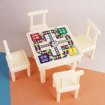 Miniatuurne Ludo m&auml;ngulaud, laud 4 tooliga, m&auml;ngulaud, kuubiku m&auml;ngija, vintage bistro stiilis raamatukapp, dekoratsioon, miniatuurne stseen, laua kaunistus alates 14 aastast