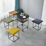 Farbenfrohes Couchtisch-Set mit 4 stapelbaren Ottomanen, schwarzer Rahmen, rollbarer Beistelltisch, vielseitiger Couchstuhl mit Rollen, perfekt f&uuml;r Wohnzimmer und B&uuml;ro