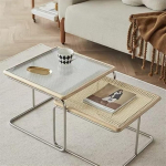 Nesting Couchtische 2er Set mit Rattan und Tischplatte aus geh&auml;rtetem Glas f&uuml;r Wohnzimmer, quadratisches Tischdesign, perfekt f&uuml;r kleine R&auml;ume