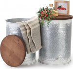 Dekoratiivne k&uuml;ljelaud 2-st komplektist - tsingitud metallist k&uuml;ljelauad puidust kaanega - maal&auml;hedane talu stiil, mis t&auml;iustab teie kodukujundust ja veranda m&ouml;&ouml;blit.