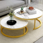 Set mit 2 runden stapelbaren Couchtischen f&uuml;r Wohnzimmer - elegante Satztische mit Marmorstruktur und Metallrahmen, goldfarbenes Finish, &Oslash;80 cm + &Oslash;60 cm, stilvolles wei&szlig;es Design